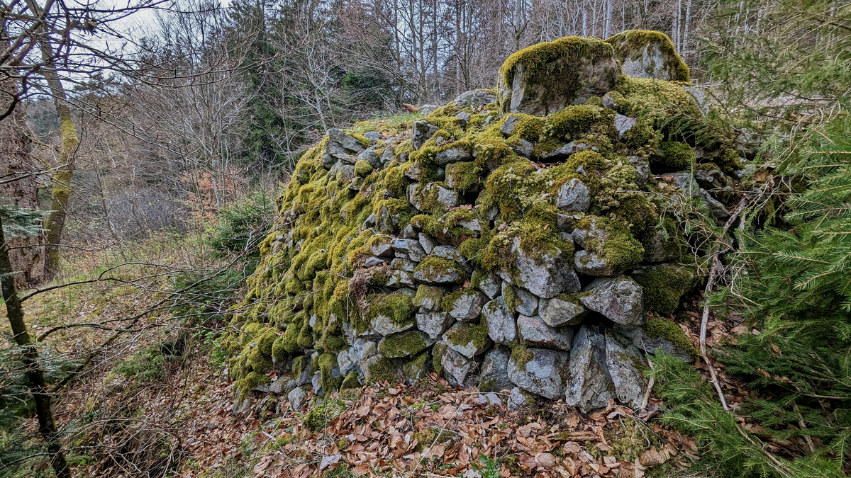 Steinwall als Durchgang oder Gasse